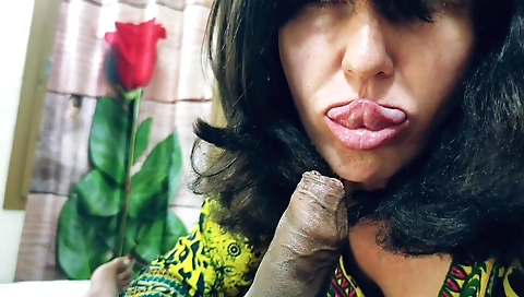 Indian chick invites her boyfriend home for some sex