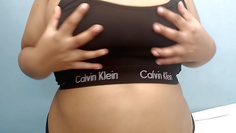 Bubbling off the big butt of an amateur teen in the kitchen