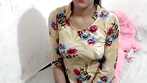 Indian stepdaughter in sexy dress and hair in hd porn video