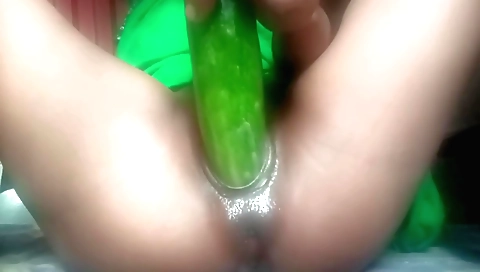 Cucumber masturbation in amateur indian solo video