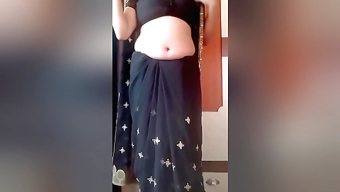 Hot indian solo video showing the big ass and fat ass