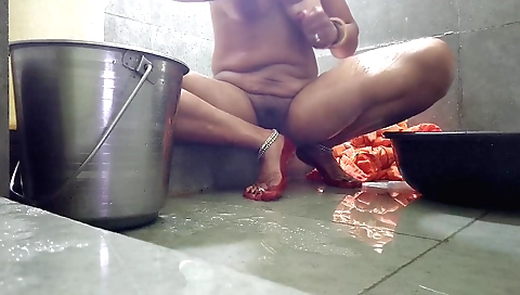 Indian woman shows her body in the shower in this amateur video