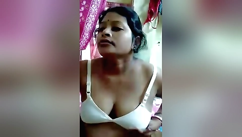 Indian chick in a sexy webcam clip with a hot blowjob