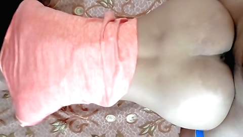 Brunette makes love to her boyfriend in amateur vid