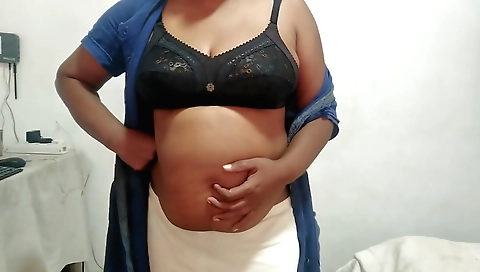Indian babe shows off her beautiful body in homemade video