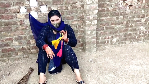 Indian girl in black bra and suit is getting penetrated