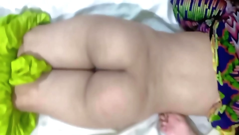 Dever at home bhabhi ki mazee pe hali bhi rahi jata hain