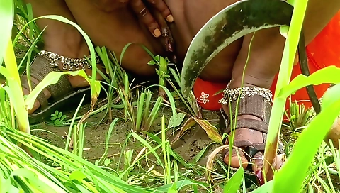 Indian amateur video of sexy girl masturbating in the desert