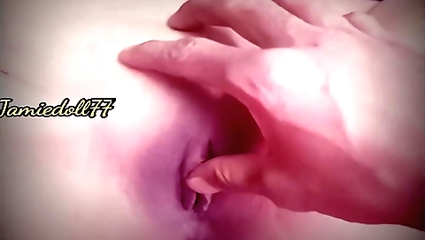 Indian babe is wearing a beautiful outfit to make it hot