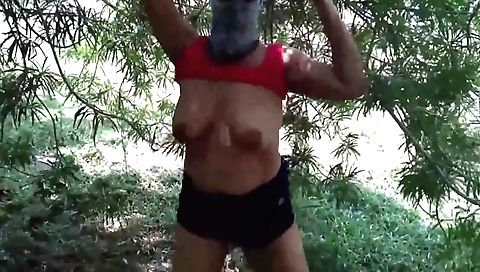 Indian brunette fucks in the outdoors in amateur video