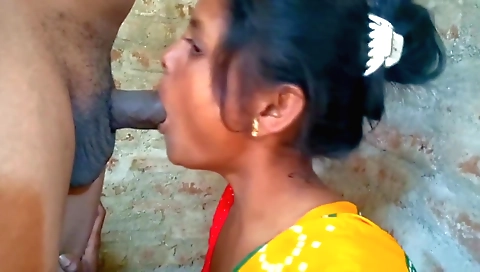 Indian girl gives a blowjob and handjob to the guy