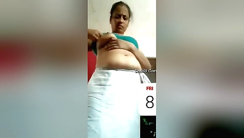 Bhabhi video show her sexy body and her round cunt