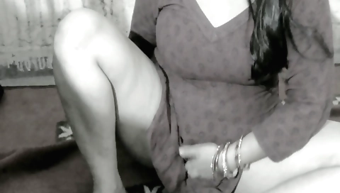 Indian babe 100% naked in amateur solo webcam clip