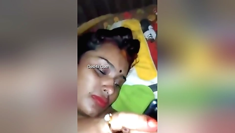 Indian babe with small hairy pussy fucks on webcam