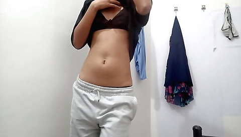 Indian brunette fingering her pussy in an amateur video