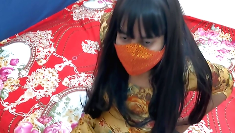 Hairy girl plays with her hoes on amateur porn clip