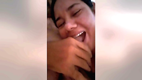 Indian girl sucks her boyfriend's cock till she's cummed