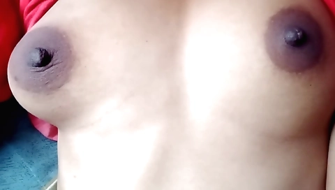 Indian hottie shows off her sexy body in a homemade video