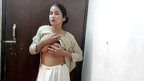 Indian video with a nice body and a nice smile on her face