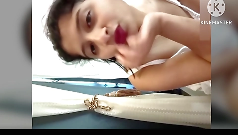 Indian bhabhi enjoys her body in amateur solo video