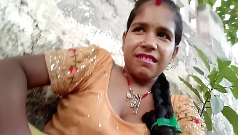 Bhabhi ko nahi mila land to bhabhi ne finger se nikala pani