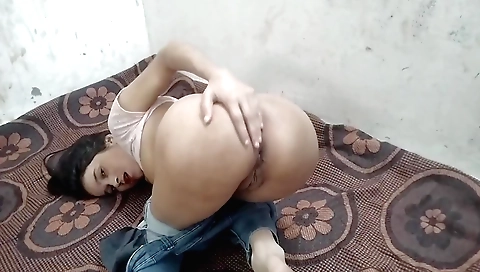 Indian girl masturbates in bed in amateur porn movie