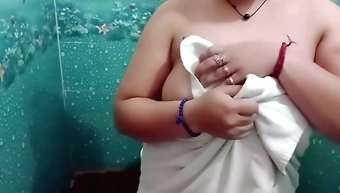 Chubby girl with huge boobs fucks herself on the camera
