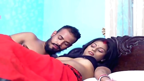 Indian hottie fucks her pussy in lockdown while filming