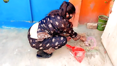 Indian woman with a nice body enjoys her sex pleasure