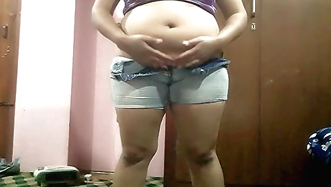 Chubby indian babe video shows a hot body in pure sex