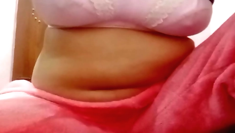 Sexy chick in lingerie masturbates in homemade solo video