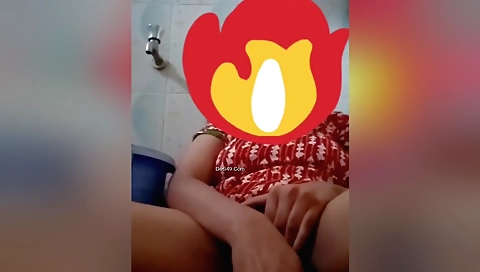 Indian girl masturbating with a dildo in a solo vid