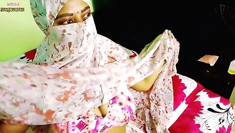 Amateur couple video showing a hottie with a nice face