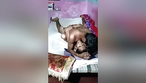Indian woman gets her pussy and face in some amateur sex film